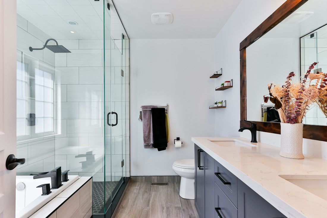 Baño moderno con ducha de obra y mueble de lavabo