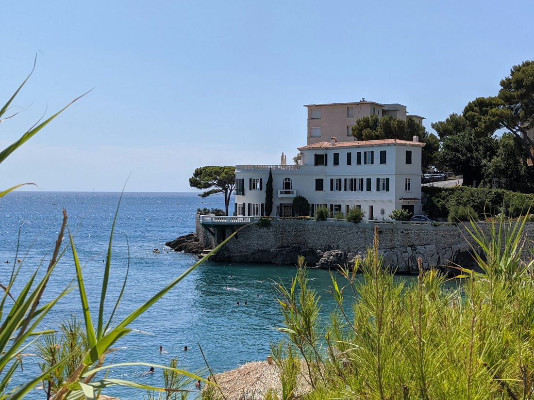 Villa blanca junto al mar Mediterráneo